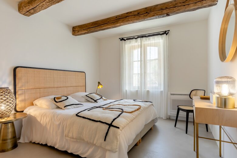 Exquisite Stone Villa Surrounded by Olive Groves in Gordes - Gordes, France