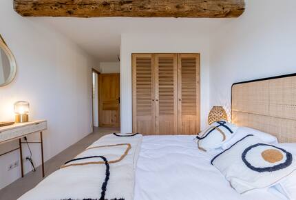 Exquisite Stone Villa Surrounded by Olive Groves in Gordes - Gordes, France