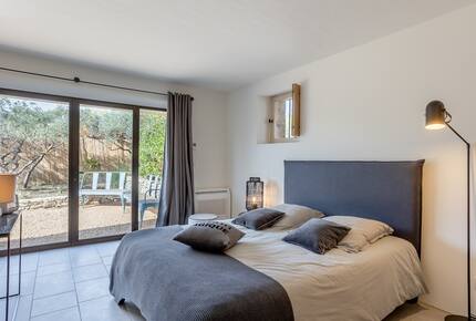 Exquisite Stone Villa Surrounded by Olive Groves in Gordes - Gordes, France