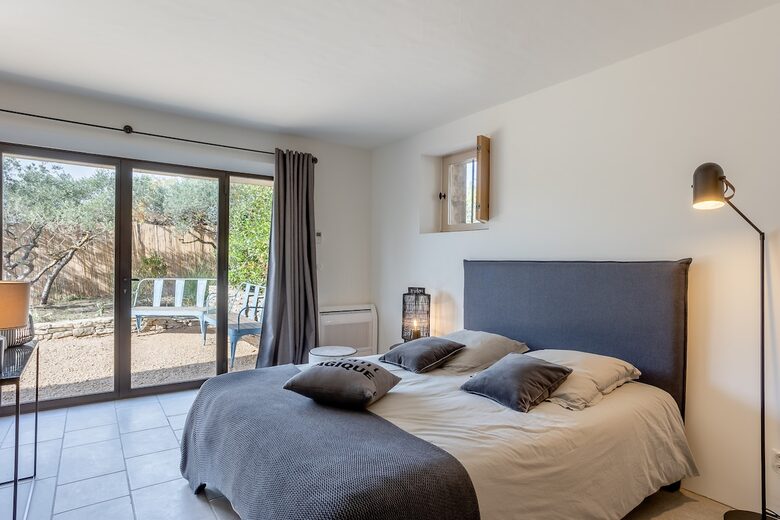 Exquisite Stone Villa Surrounded by Olive Groves in Gordes - Gordes, France