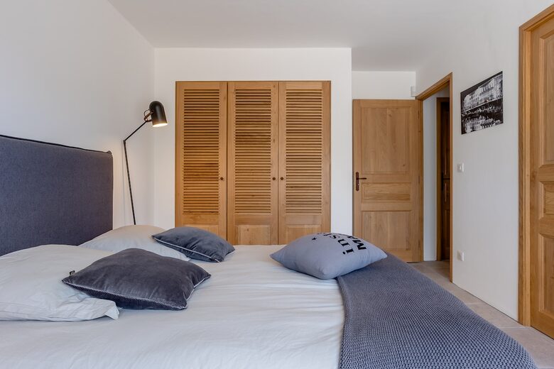 Exquisite Stone Villa Surrounded by Olive Groves in Gordes - Gordes, France