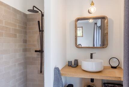 Exquisite Stone Villa Surrounded by Olive Groves in Gordes - Gordes, France