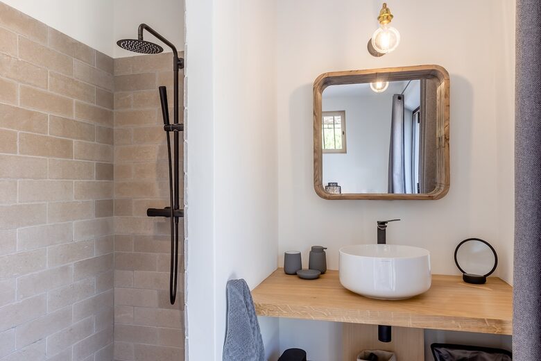 Exquisite Stone Villa Surrounded by Olive Groves in Gordes - Gordes, France