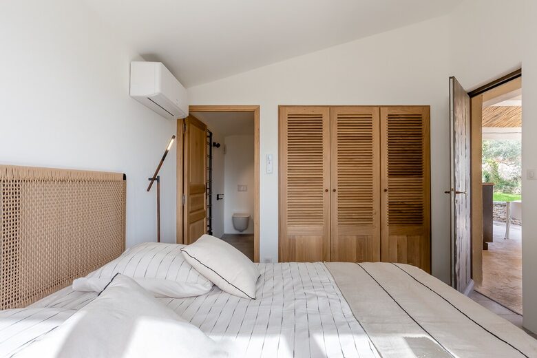 Exquisite Stone Villa Surrounded by Olive Groves in Gordes - Gordes, France