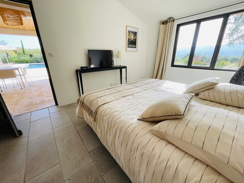 Exquisite Stone Villa Surrounded by Olive Groves in Gordes - Gordes, France