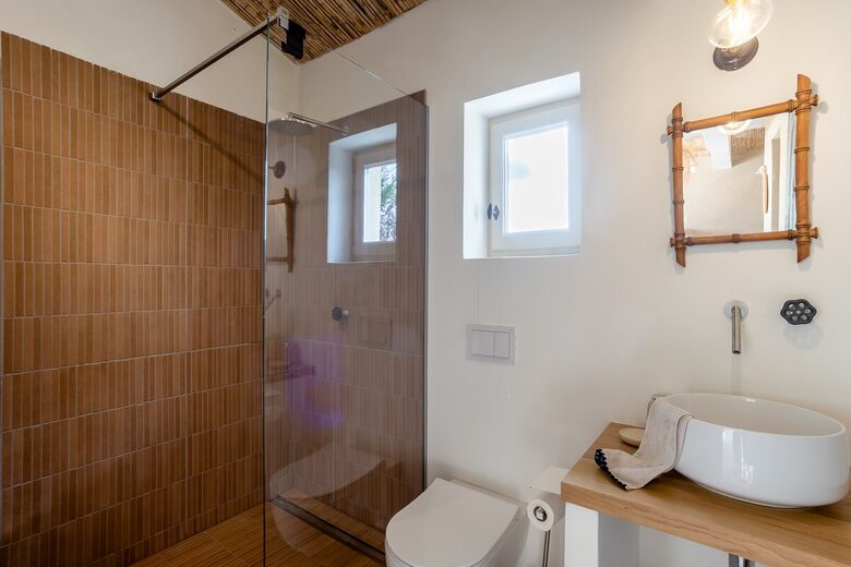 Exquisite Stone Villa Surrounded by Olive Groves in Gordes - Gordes, France