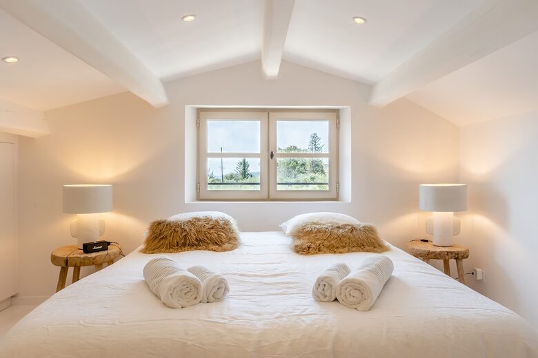 Exquisite Stone Villa Surrounded by Olive Groves in Gordes - Gordes, France