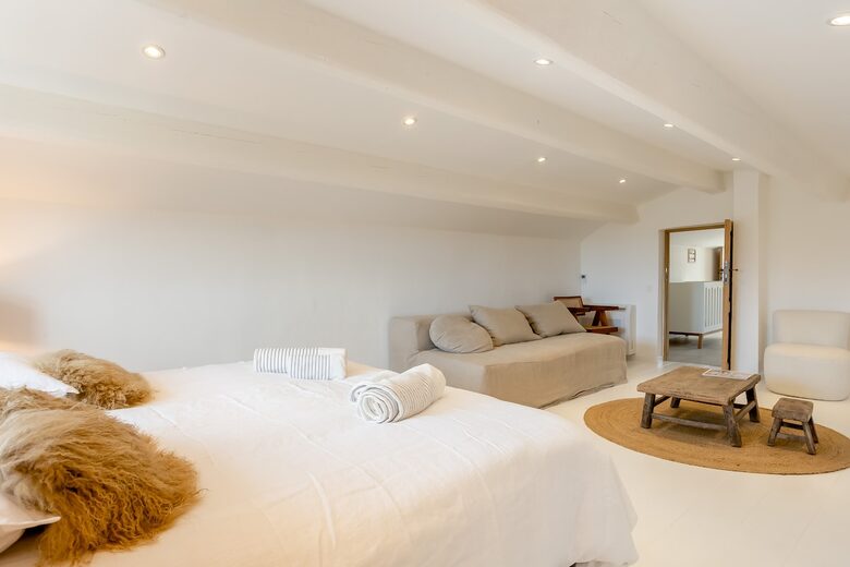 Exquisite Stone Villa Surrounded by Olive Groves in Gordes - Gordes, France