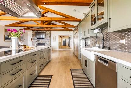 Santa Cruz Mountain Vineyard Villa - Cupertino, California