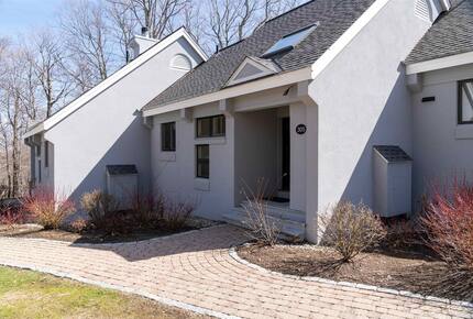 Warm and Welcoming Stratton Getaway - Stratton, Vermont