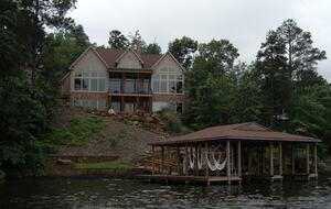 Seasonal Charm Water Front - Hot Springs, Arkansas