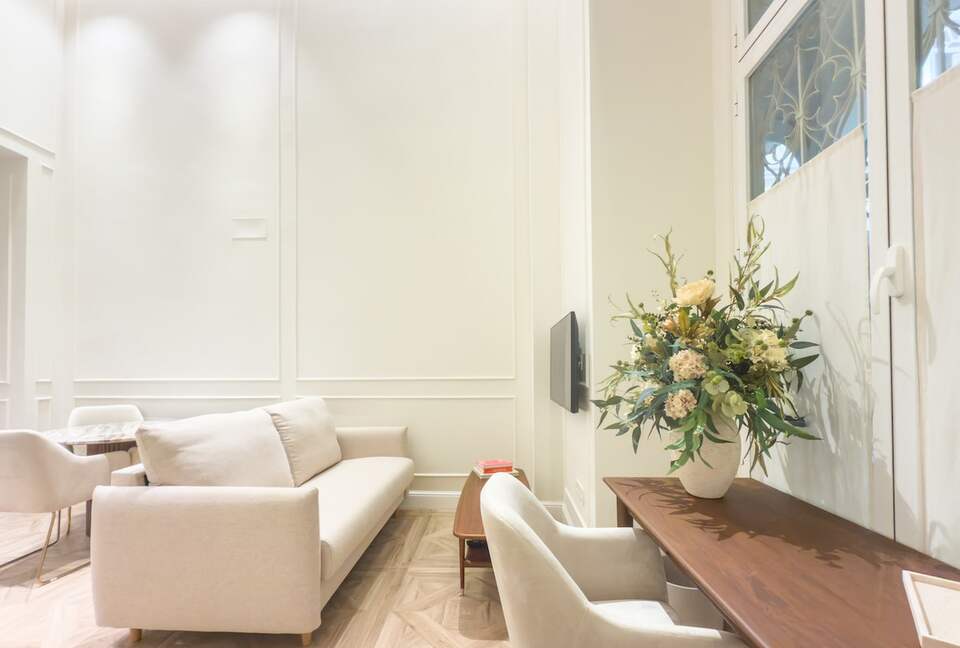 Elegant Apartment in a Historic Seville Palace Near Cathedral - Seville, Spain