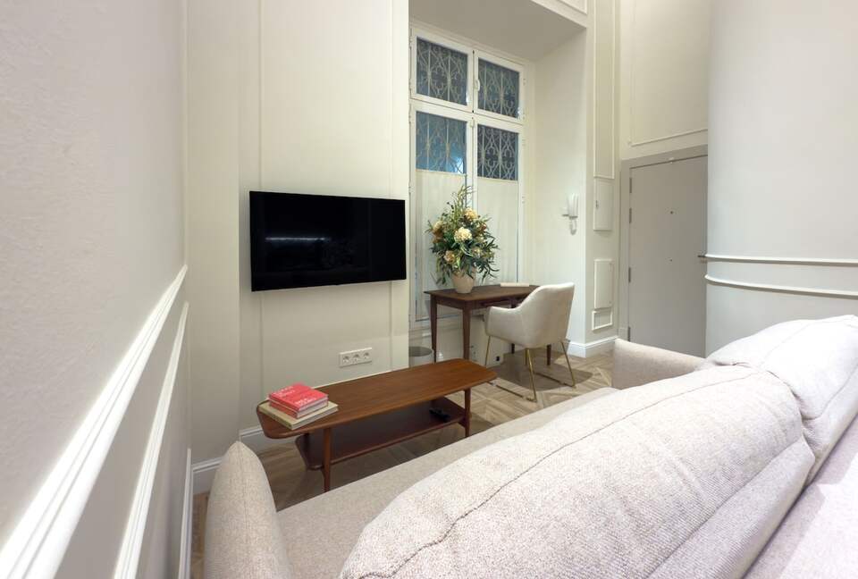 Elegant Apartment in a Historic Seville Palace Near Cathedral - Seville, Spain