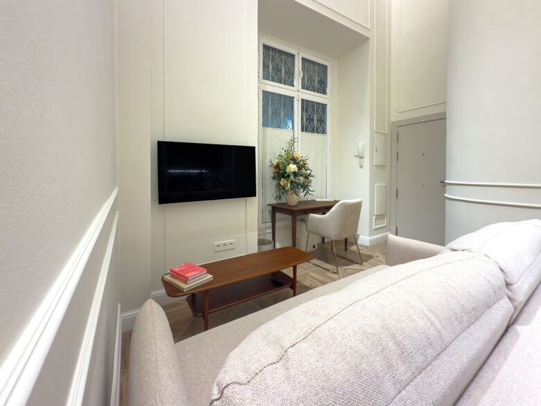 Elegant Apartment in a Historic Seville Palace Near Cathedral - Seville, Spain
