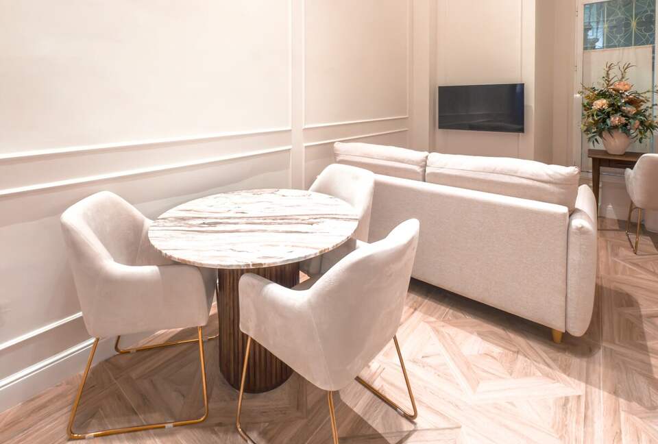 Elegant Apartment in a Historic Seville Palace Near Cathedral - Seville, Spain