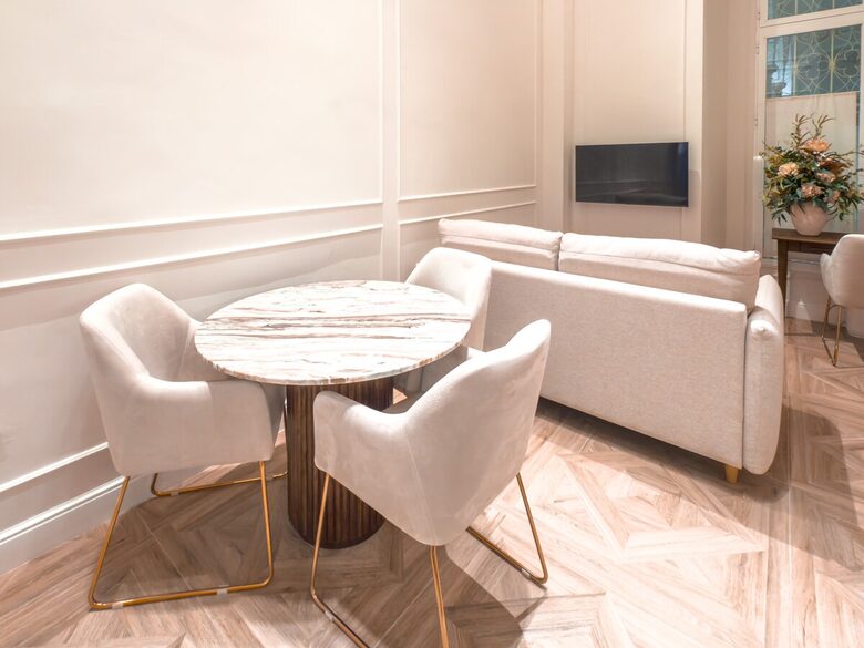 Elegant Apartment in a Historic Seville Palace Near Cathedral - Seville, Spain