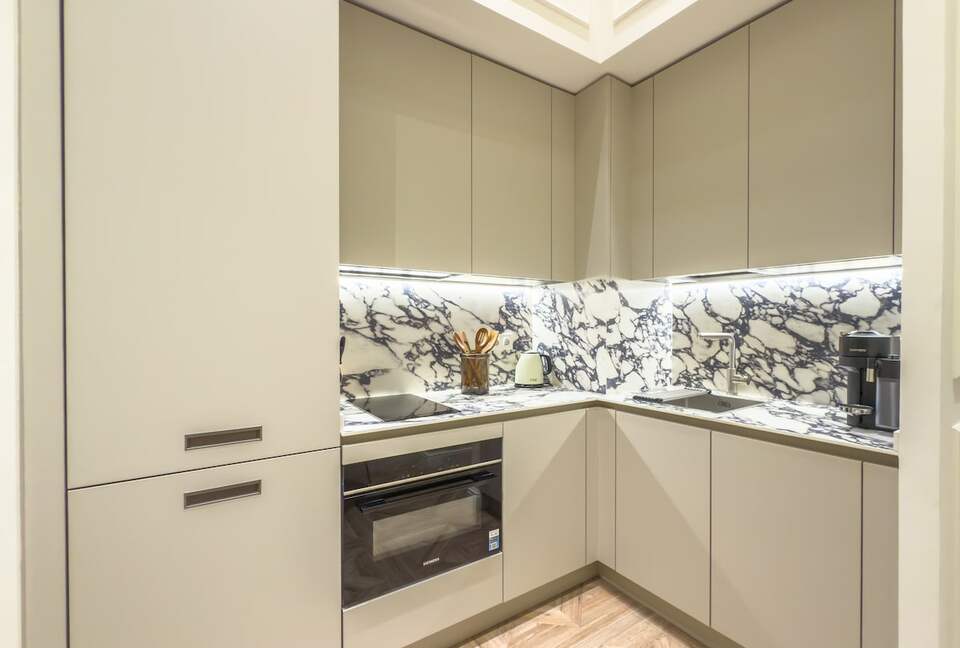 Elegant Apartment in a Historic Seville Palace Near Cathedral - Seville, Spain