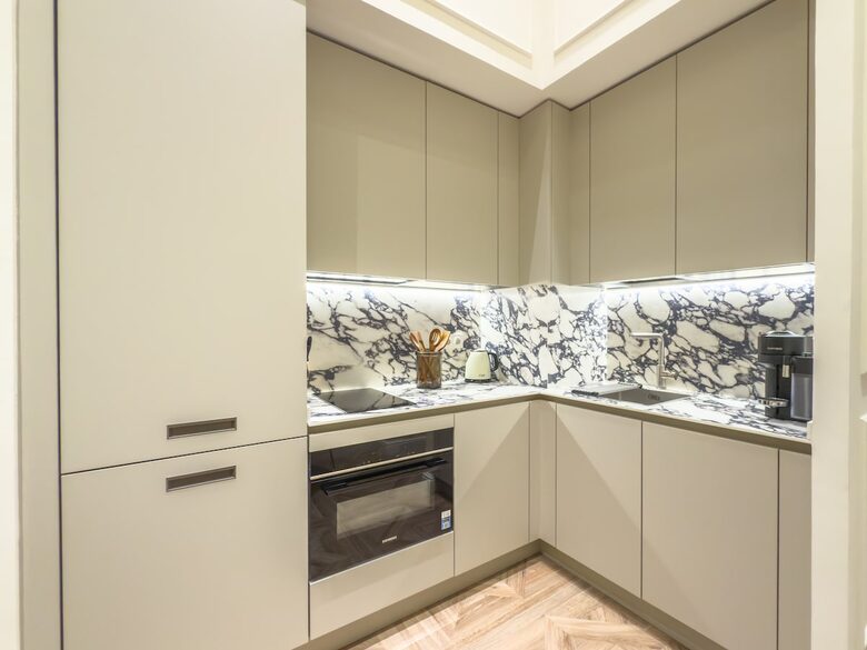 Elegant Apartment in a Historic Seville Palace Near Cathedral - Seville, Spain