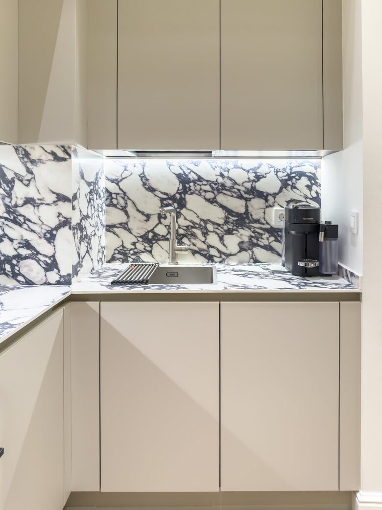 Elegant Apartment in a Historic Seville Palace Near Cathedral - Seville, Spain