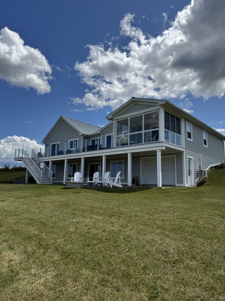 Modern Coastal Cottage on the Sou’West River - Clinton, Canada