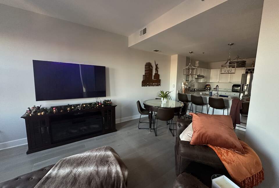 Stylish High-Rise Stay in the Heart of Birmingham - Birmingham, Alabama