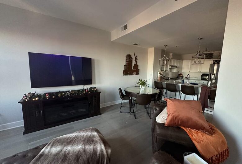 Stylish High-Rise Stay in the Heart of Birmingham - Birmingham, Alabama