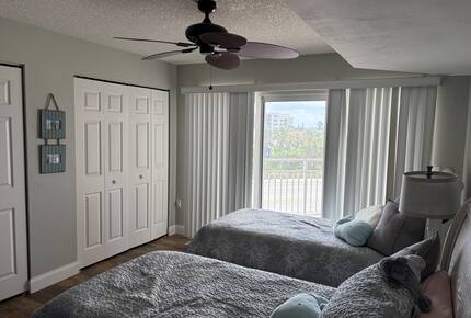 Cozy Oceanfront Escape in Daytona Beach Shores - Daytona Beach Shores, Florida