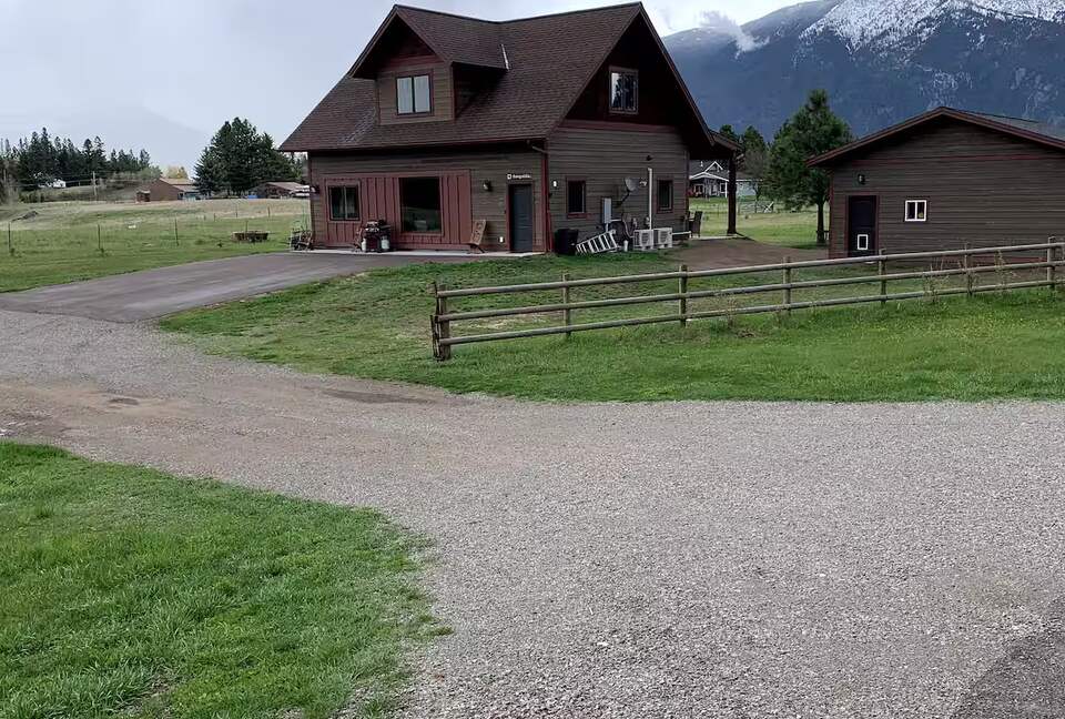 Tranquil Montana Retreat with Sweeping Views - Columbia Falls, Montana