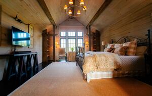 Luxury Farm Cabin Retreat with Pool & Countryside Views - Kingston Springs, Tennessee