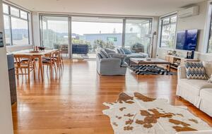 Elevated Beachside Living in Omaha - Omaha, New Zealand