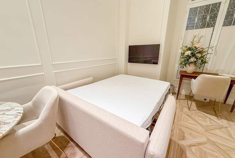 Elegant Apartment in a Historic Seville Palace Near Cathedral - Seville, Spain