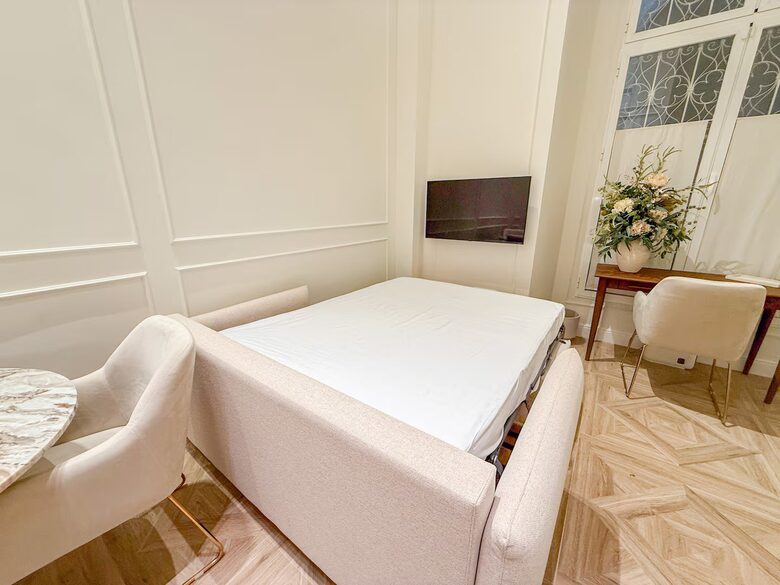 Elegant Apartment in a Historic Seville Palace Near Cathedral - Seville, Spain