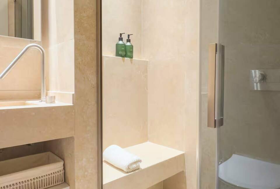 Elegant Apartment in a Historic Seville Palace Near Cathedral - Seville, Spain