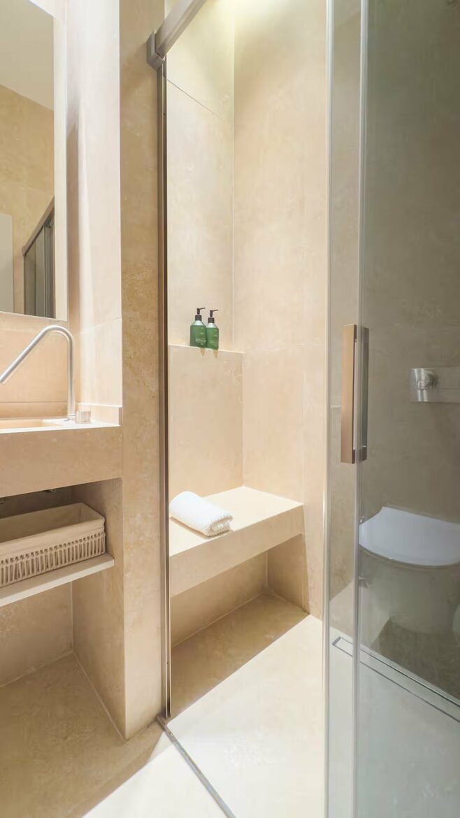 Elegant Apartment in a Historic Seville Palace Near Cathedral - Seville, Spain