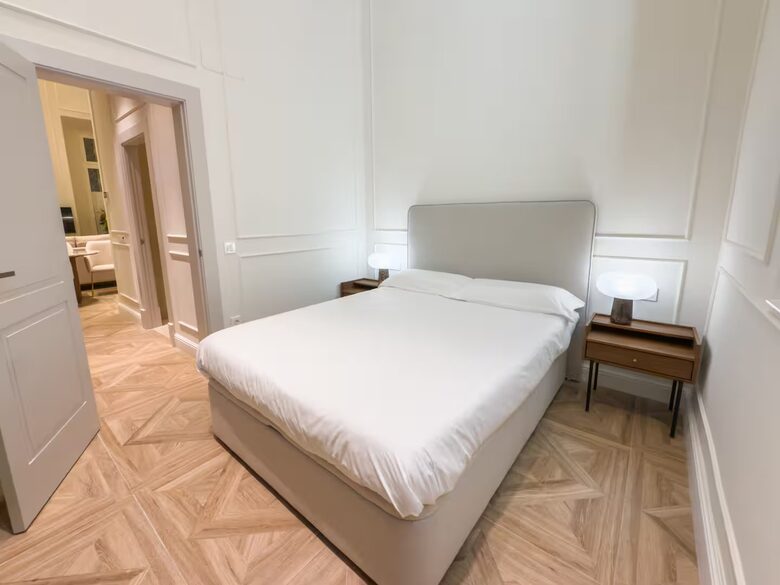 Elegant Apartment in a Historic Seville Palace Near Cathedral - Seville, Spain