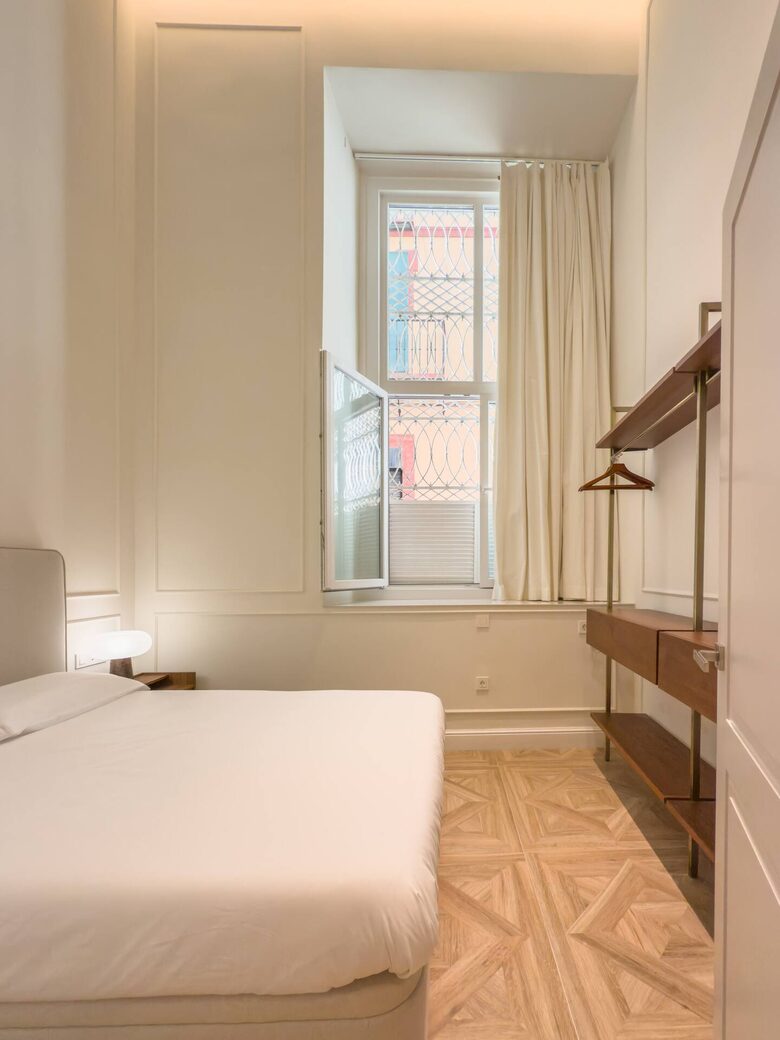 Elegant Apartment in a Historic Seville Palace Near Cathedral - Seville, Spain