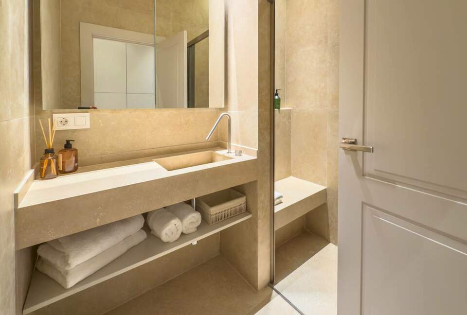 Elegant Apartment in a Historic Seville Palace Near Cathedral - Seville, Spain