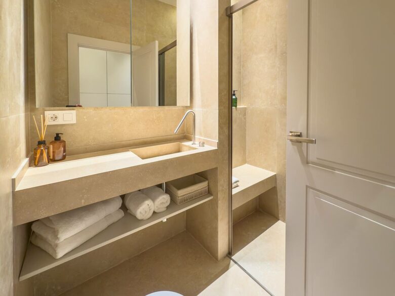 Elegant Apartment in a Historic Seville Palace Near Cathedral - Seville, Spain