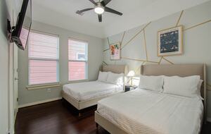 Walkable Houston Retreat with Modern Comforts - Houston, Texas