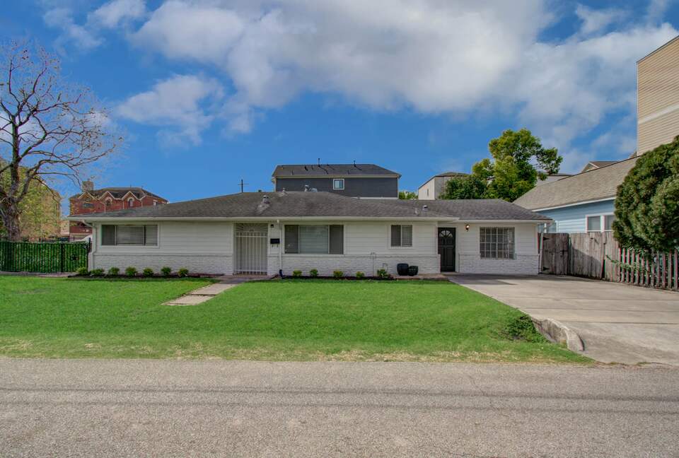 Charming Heights Bungalow with Expansive Backyard - Houston, Texas