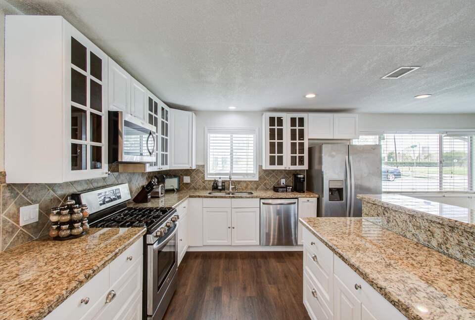 Charming Heights Bungalow with Expansive Backyard - Houston, Texas