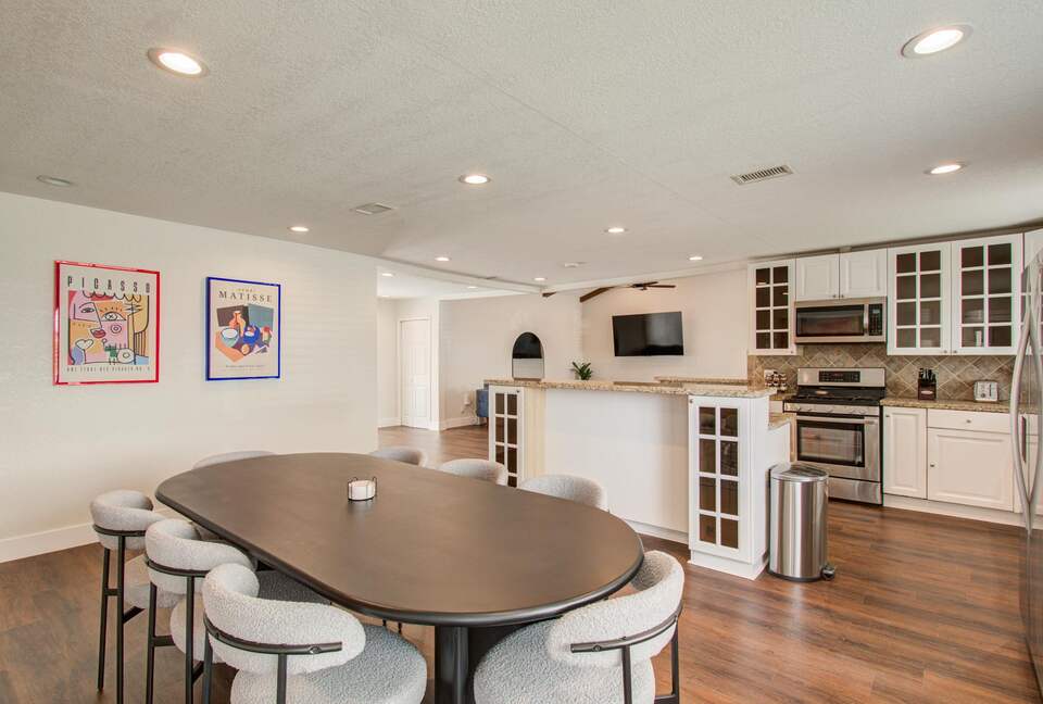 Charming Heights Bungalow with Expansive Backyard - Houston, Texas