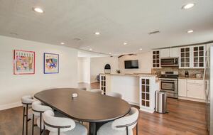 Charming Heights Bungalow with Expansive Backyard - Houston, Texas