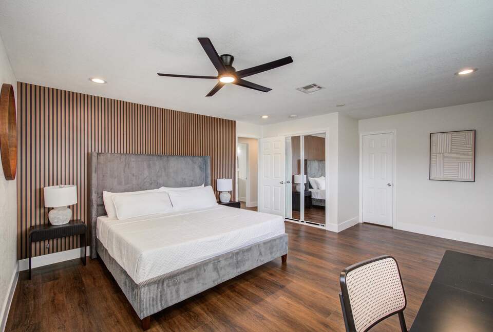 Charming Heights Bungalow with Expansive Backyard - Houston, Texas