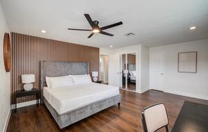 Charming Heights Bungalow with Expansive Backyard - Houston, Texas