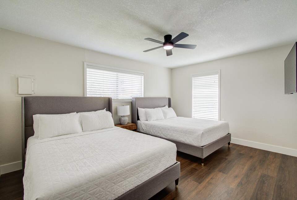 Charming Heights Bungalow with Expansive Backyard - Houston, Texas