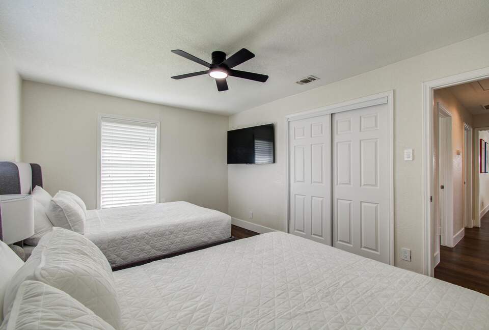 Charming Heights Bungalow with Expansive Backyard - Houston, Texas