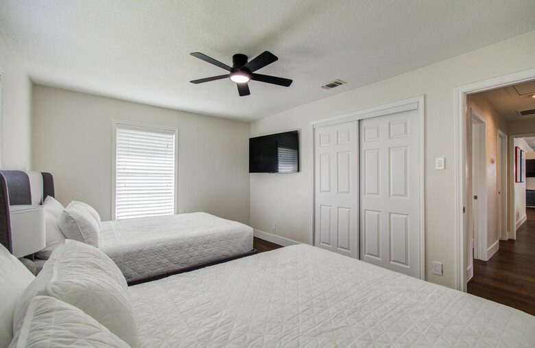 Charming Heights Bungalow with Expansive Backyard - Houston, Texas