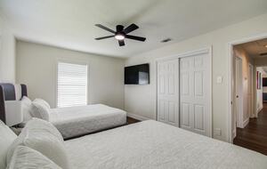 Charming Heights Bungalow with Expansive Backyard - Houston, Texas