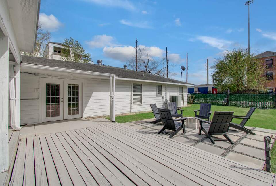 Charming Heights Bungalow with Expansive Backyard - Houston, Texas